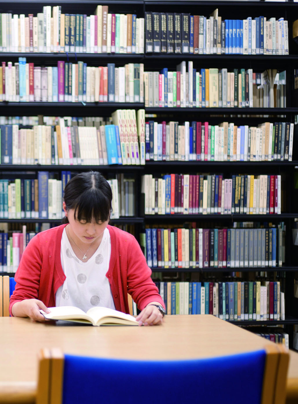奈良大学の豊富な蔵書が閲覧可能